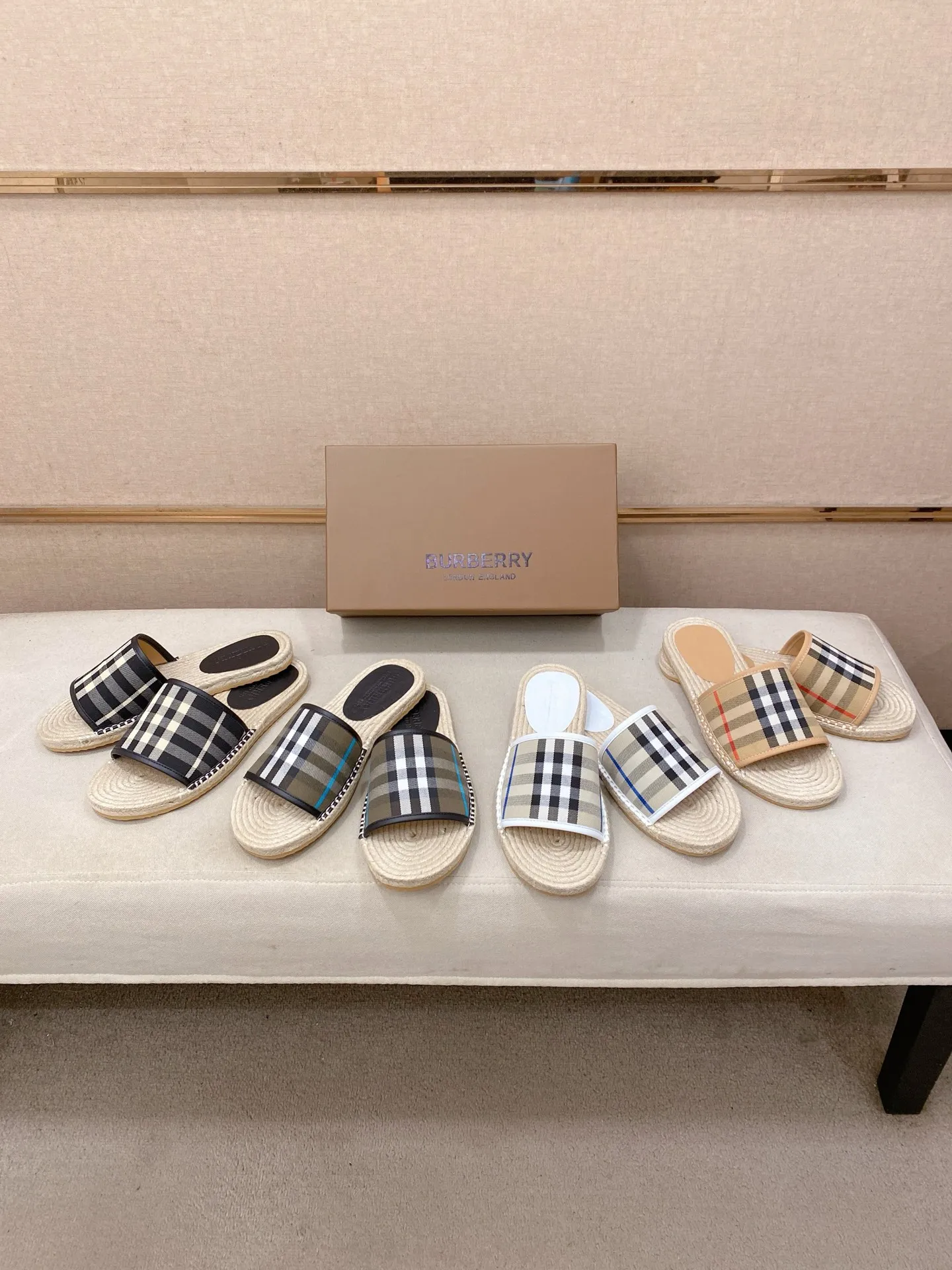Factory price: 320💰 [Burberry slippers] High-end brand of men's shoes, official website 1:1 latest masterpiece: original mold customization, the fabric is made of imported original fabric, and the hemp rope upgraded outsole is lighter and non-slip. The market's top quality, simple yet tasteful, a must-have for fashionistas, fashionable at your feet, full of confidence, the same style at the counter 👍The season of summer slippers is here. Code: 38-44 Customized 45.46.47.
